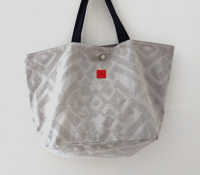 mishmashBAG-gris-dibuix-geomètric-relleu.jpg