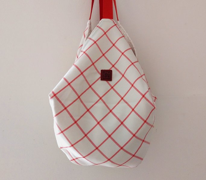 origamiBAG-quadres-vermells-baguilla-blanca.jpg