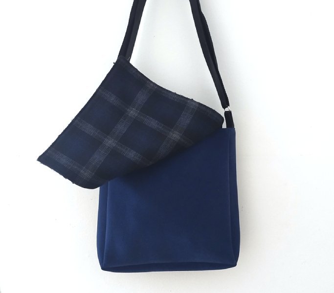 squareBAG-polipiel-blau-petroli-baguilla-negra-interior-quadres-2-2