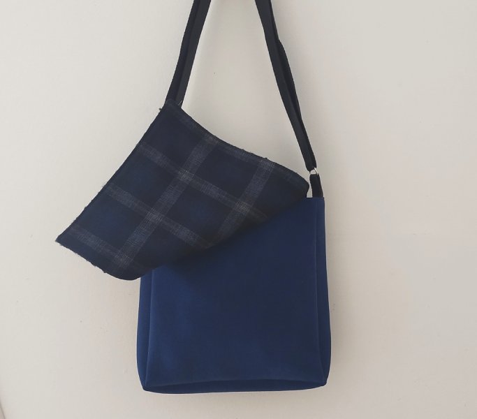 squareBAG-polipiel-blau-petroli-baguilla-negra-interior-quadres.jpg