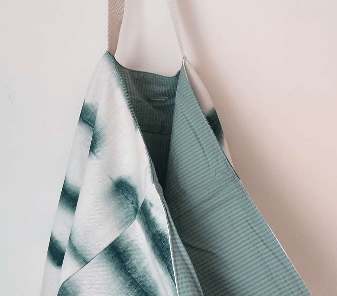 detall teixit tie dye verd