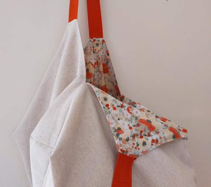 detall origami cru i flors maduixa