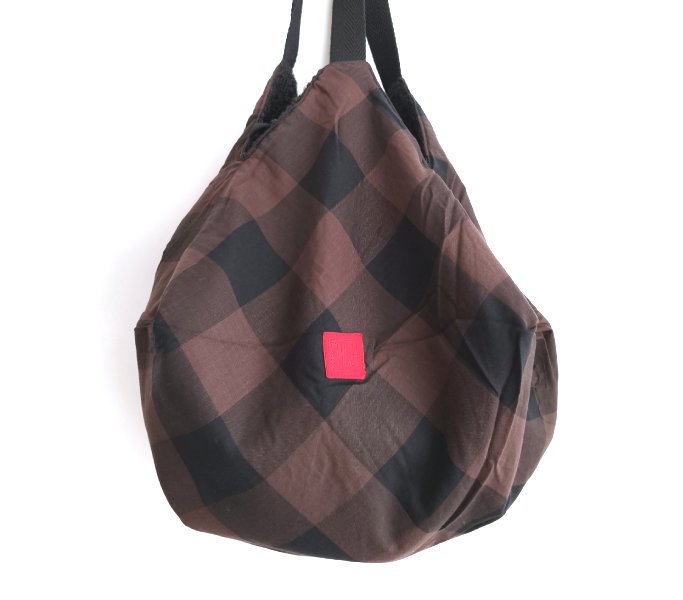 Origami quadres marrons i baguilla negra