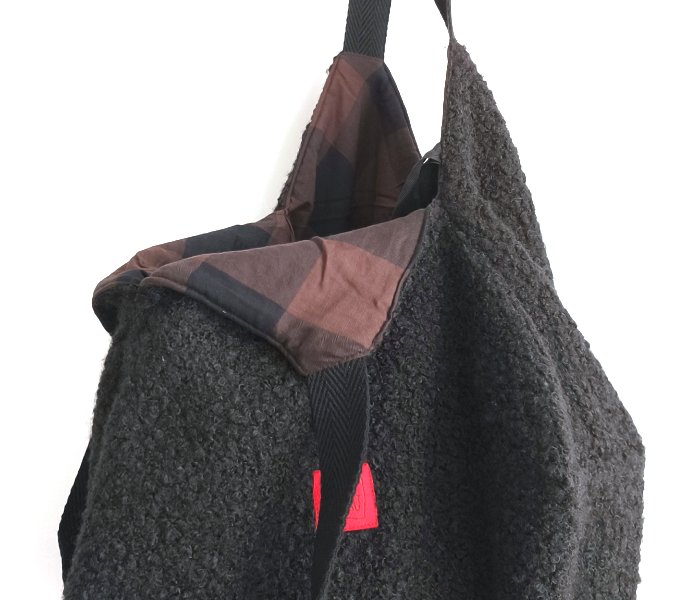 detall Origami baguilla negra i quadres negres marrons