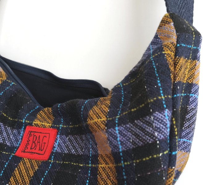 detall brinco quadres blaus i mostassa