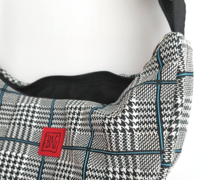 detall brinco quadres negres i línia turquesaadres ne