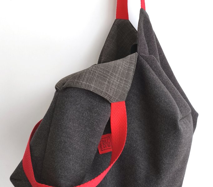 detall origami gris i tires vermelles