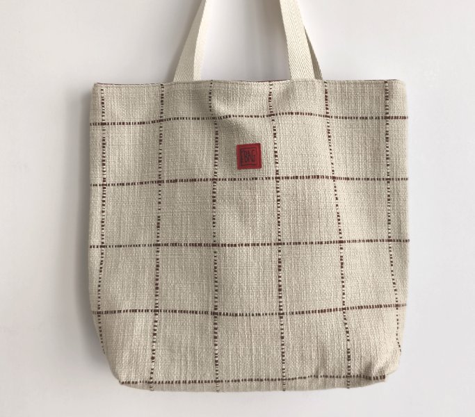 Big tote cru i quadres teula