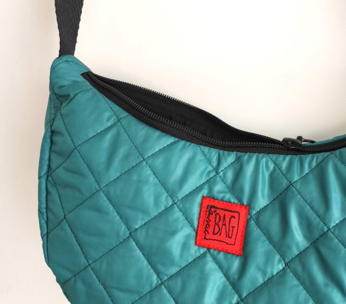 detall brinco teixit encoixinat turquesa