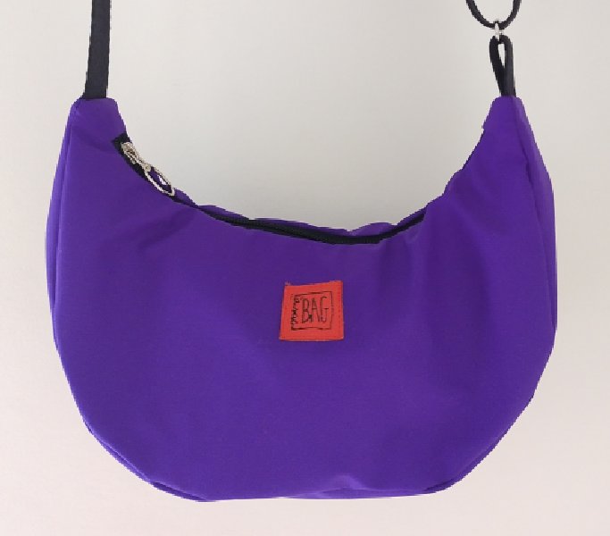 Brinco lila rapel·lent aigua