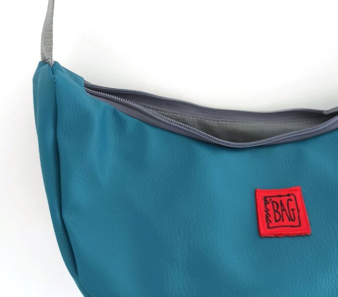 detall Brinco polipiel turquesa fosc